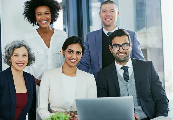 Sentados hay un grupo de trabajadores, forman parte de una consultoría en recursos humanos