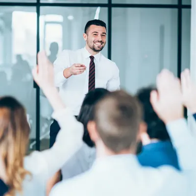 En una sala de juntas, hay un hombre que está hablando y haciendo una consultoría en recursos humanos 