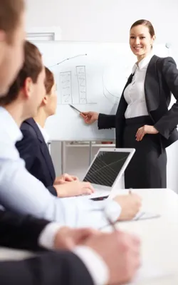 En una junta, hablando en una consultoría en recursos humanos, está una mujer hablando