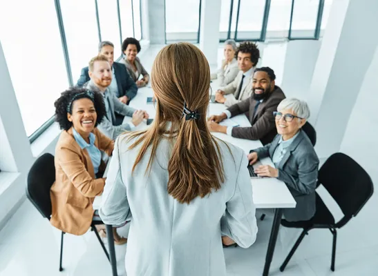 En una de las agencias de reclutamiento CDMX, hay una mujer que está enfrente de varias personas