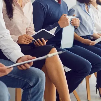 Hay un grupo de trabajadores de una consultoría en recursos humanos que están sentados